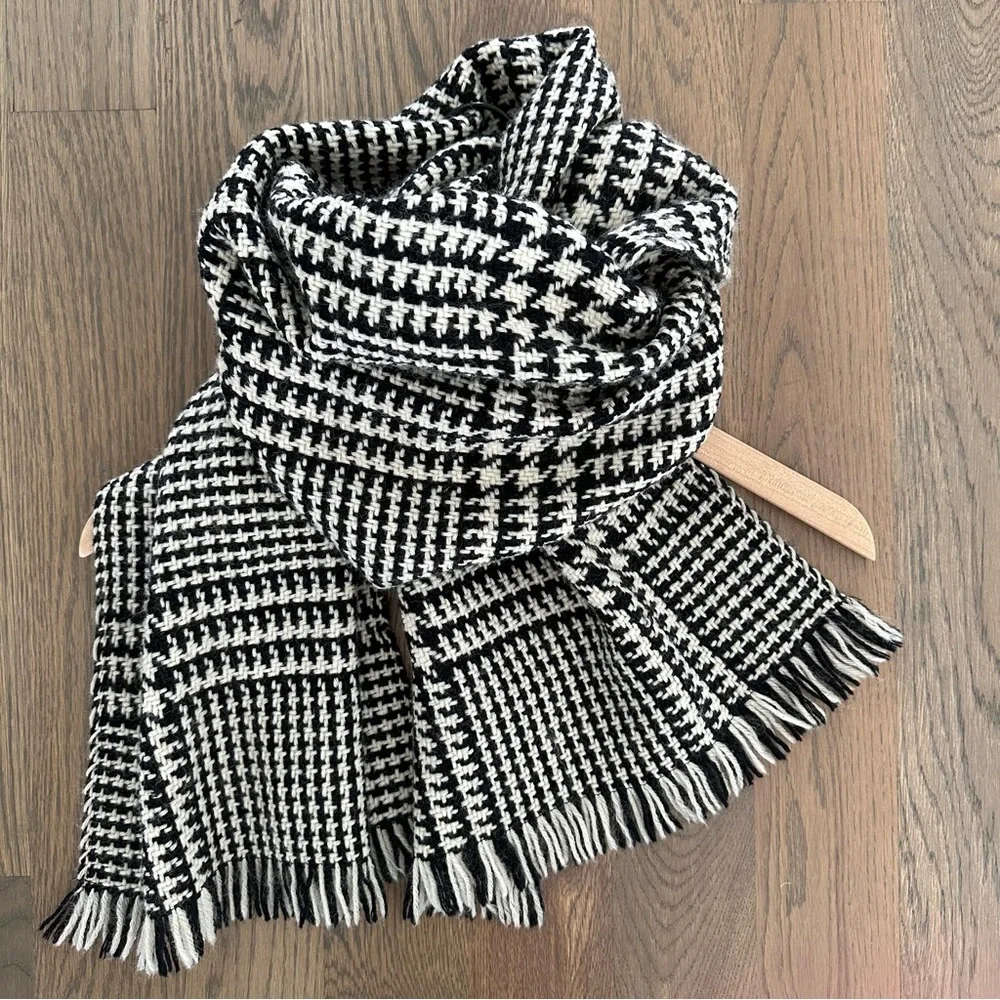 SOLD Anthropologie Vintage 100% Wool Houndstooth Woven Scarf in Black and Cream - Picture 6 of 7